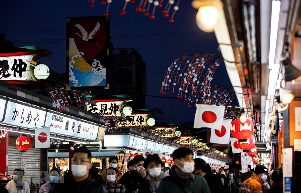 Người dân Tokyo (Nhật Bản) đón năm mới trong bầu không khí lo ngại Covid-19. Ảnh: AFP.