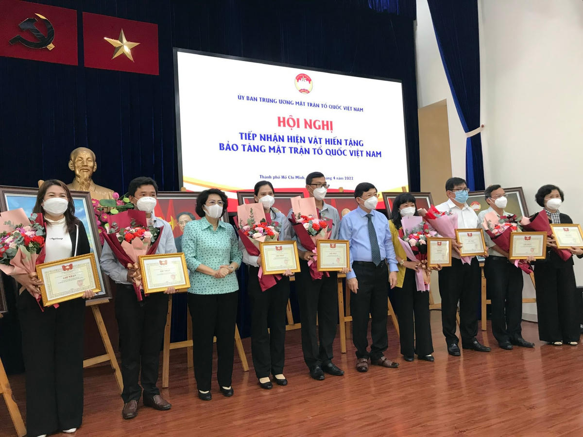 Ông Nguyễn Hữu Dũng và bà Tô Thị Bích Châu trao giấy Ghi nhận của Ban Thường trực UBTƯ MTTQ Việt Nam cho các tập thể, cá nhân có hiện vật hiến tặng Bảo tàng.