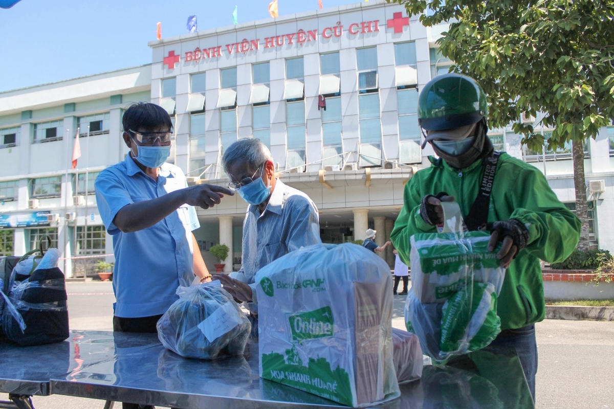 Tiếp tế lương thực thực phẩm tại Bệnh viện huyện Củ Chi (TP HCM).