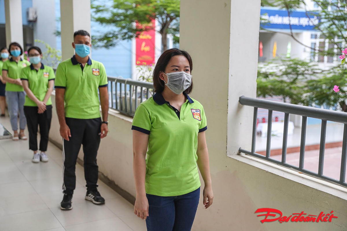 Các thí sinh dự thi  luôn phải đảm bảo giữ khoảng cách để chuẩn bị vào phòng thi.