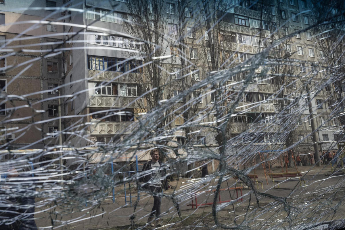Một chiếc ô tô bị hư hỏng tại khu dân cư Mikolaiv, Ukraine. Ảnh: AP.