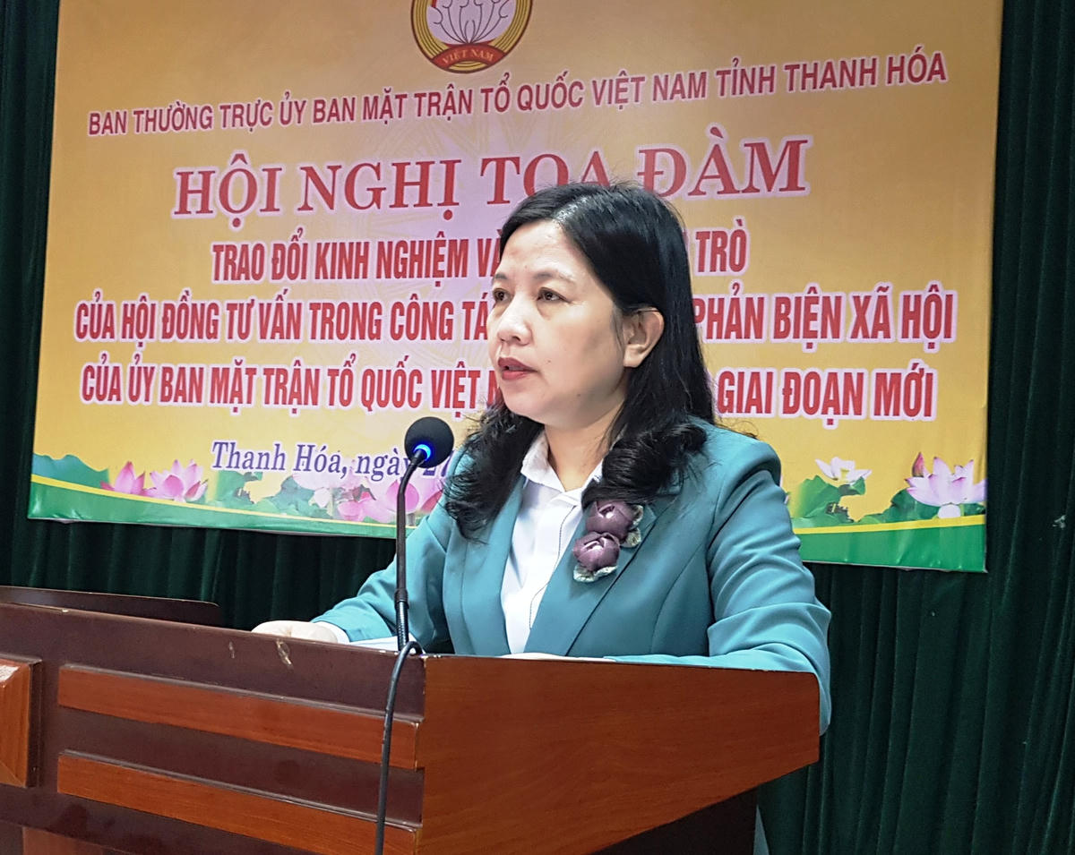 Bà Phạm Thị Thanh Thủy, Chủ tịch Ủy ban MTTQ Việt Nam tỉnh, Trưởng ban Dân vận tỉnh Thanh Hóa phát biểu tại Hội nghị.