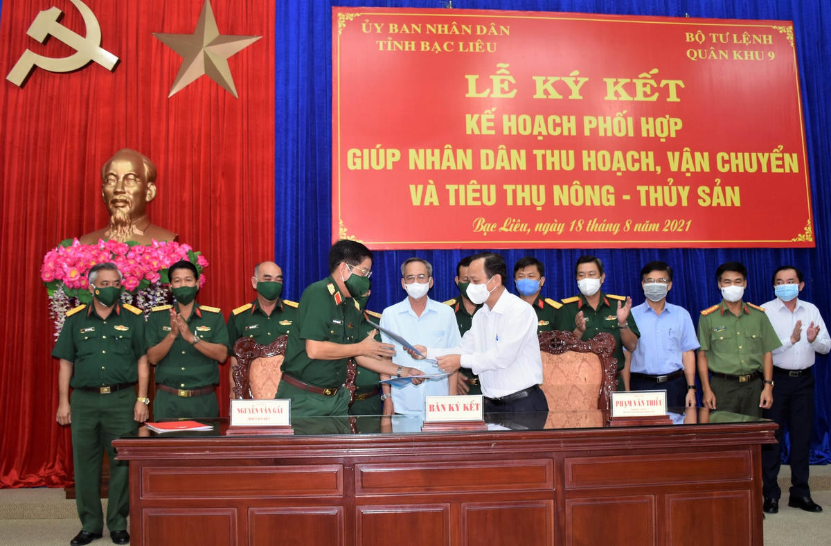 Lễ ký kết giữa Quân Khu 9 và tỉnh Bạc Liêu.  