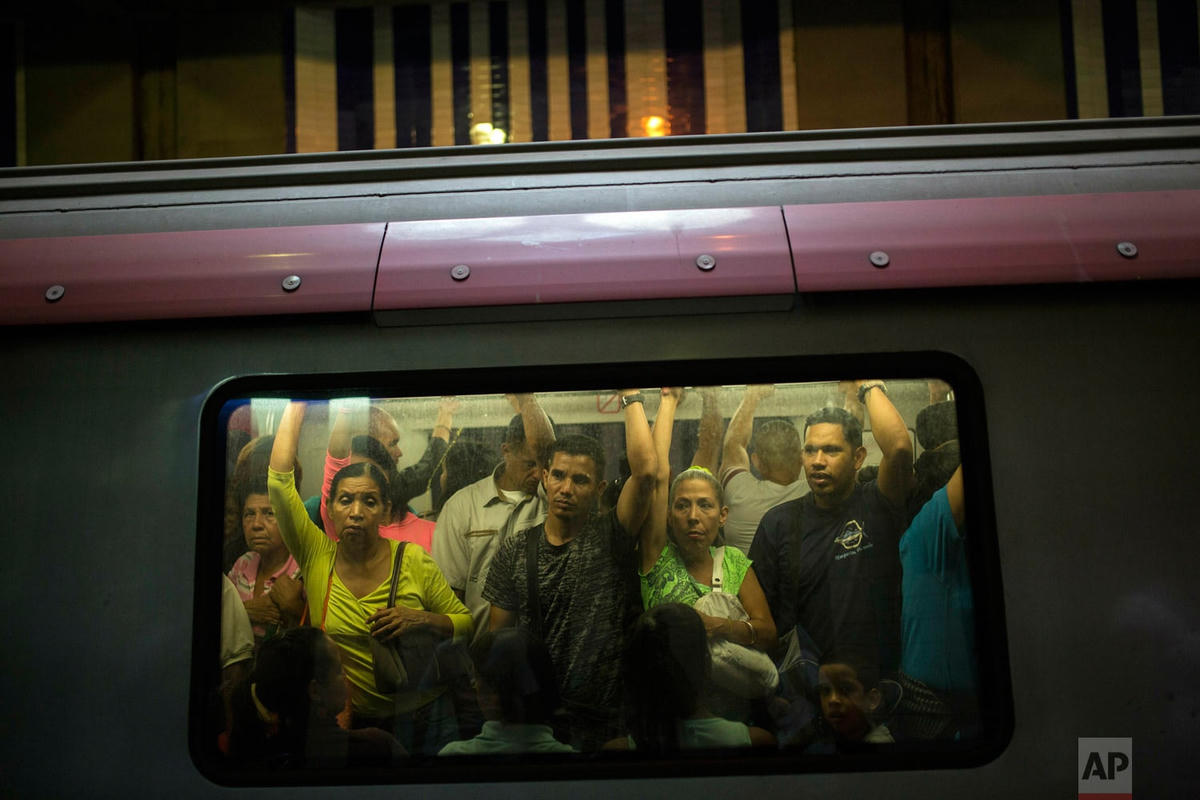 Người dân đi lại bằng tàu điện ngầm ở thủ đô Caracas, Venezuela. Ảnh AP / Rodrigo Abd.  