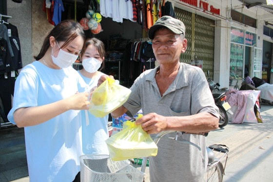 Hoạt động phát cơm được duy trì suốt gần 1 tháng nay. 
