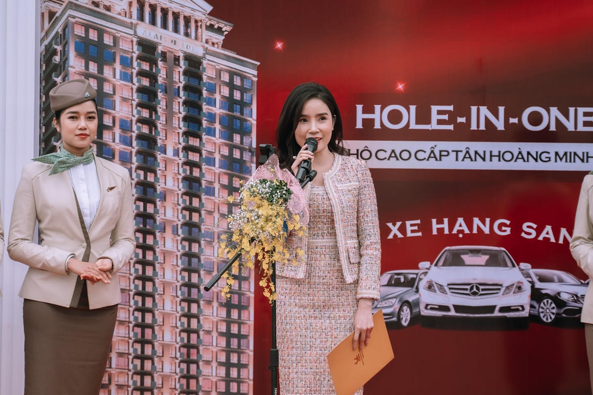Bà Nguyễn Hoàng Yến, GĐ Truyền thông Marketing Tập đoàn Marketing,Trưởng BTC giải đấu phát biểu.