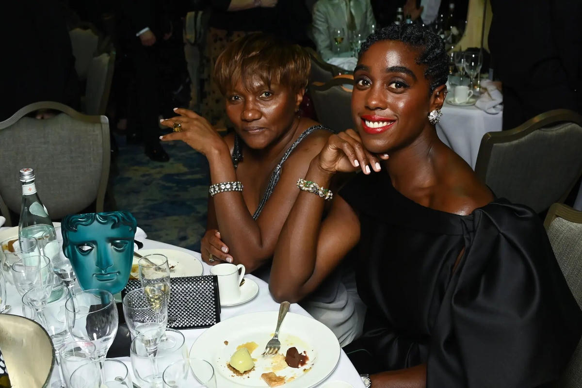Lashana Lynch và mẹ của cô tạo dáng bên cạnh giải thưởng Ngôi sao đang lên. Ảnh: David Fisher / Shutterstock.