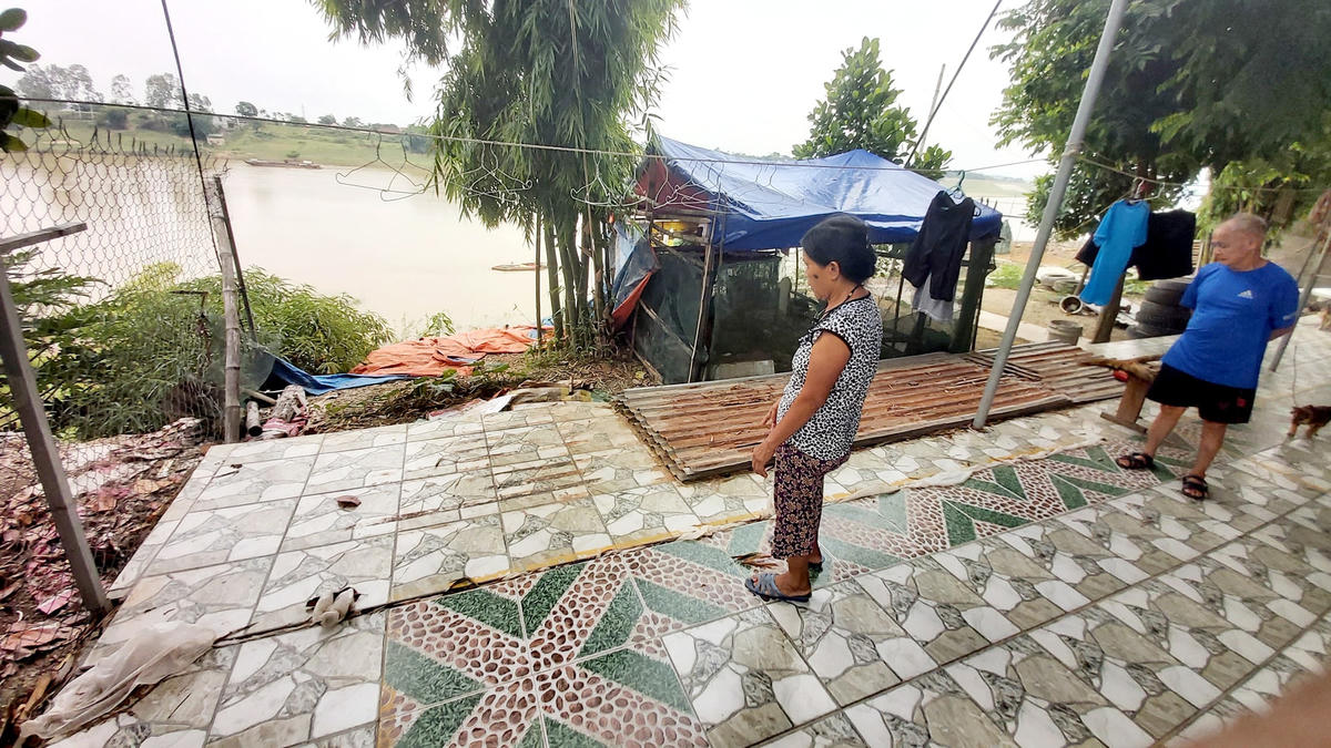 Ngôi nhà bà Nguyễn Thị Lý bị sông nuốt chửng một đoạn vườn, nay khúc sân sau nhà lại tiếp tục bị đe dọa.