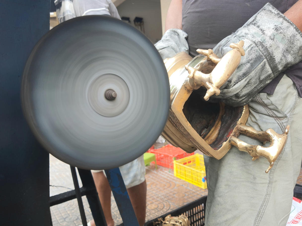 Lư đồng được đánh bóng sáng rực, độ nóng của sản phẩm cũng tăng lên do lực ma sát liên tục.