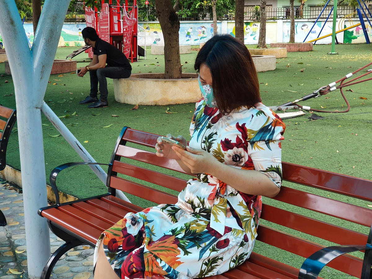 Chị Dung không khỏi lo lắng trước kì thi của con.