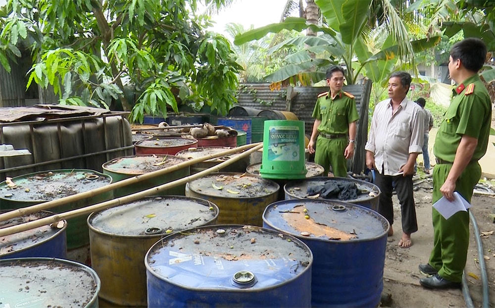Lực lượng công an làm nhiệm vụ tại hiện trường.