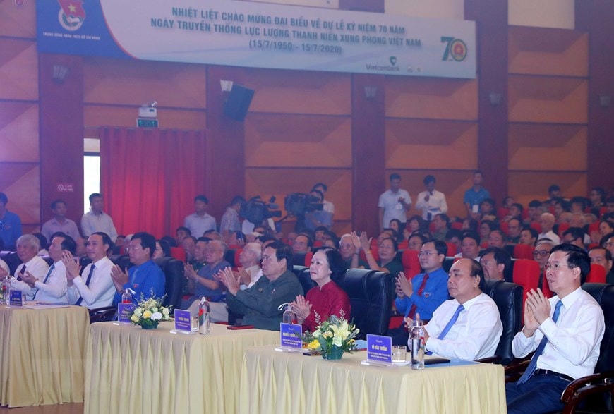 Thủ tướng Nguyễn Xuân Phúc với các cựu thanh niên xung phong. (Ảnh: Thống Nhất/TTXVN).