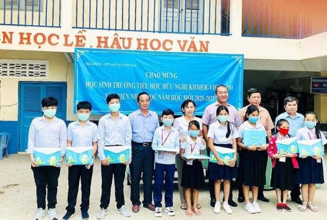 Trao quà cho các em học sinh có thành tích xuất sắc tại Trường Tiểu học Hữu nghị Khmer - Việt Nam Tân Tiến.