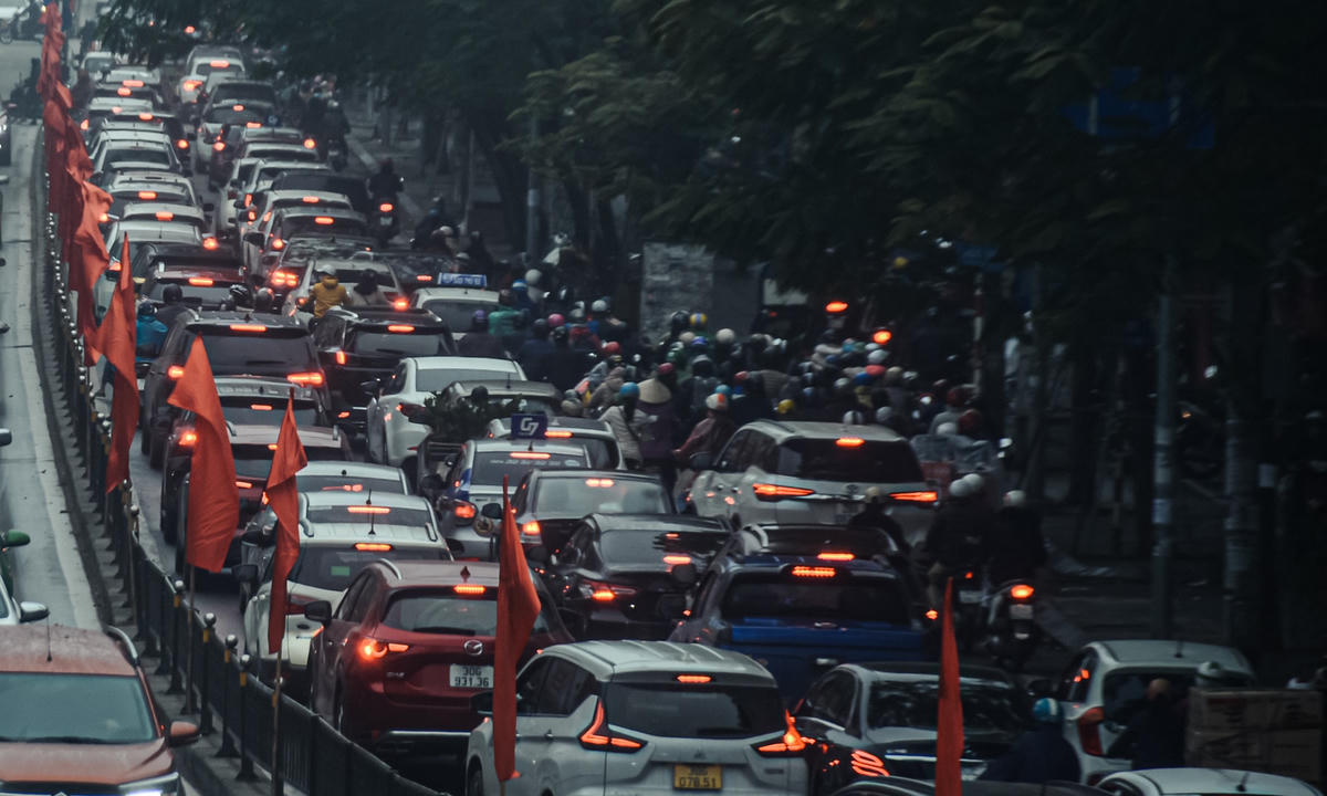 Ô tô, xe máy chen lấn nhau, nhích từng chút để di chuyển.