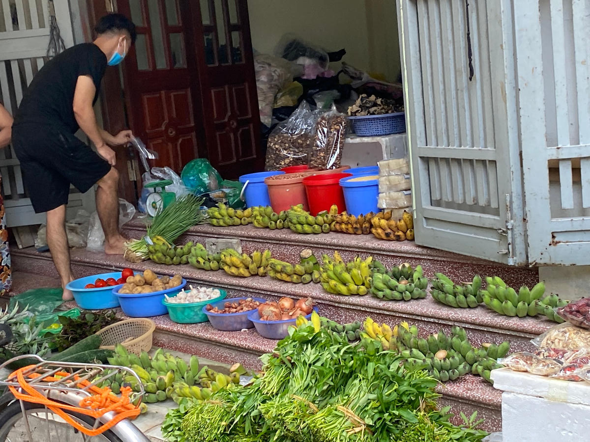 [ẢNH] Người dân ‘nhộn nhịp’ đi chợ ngày rằm Trung thu