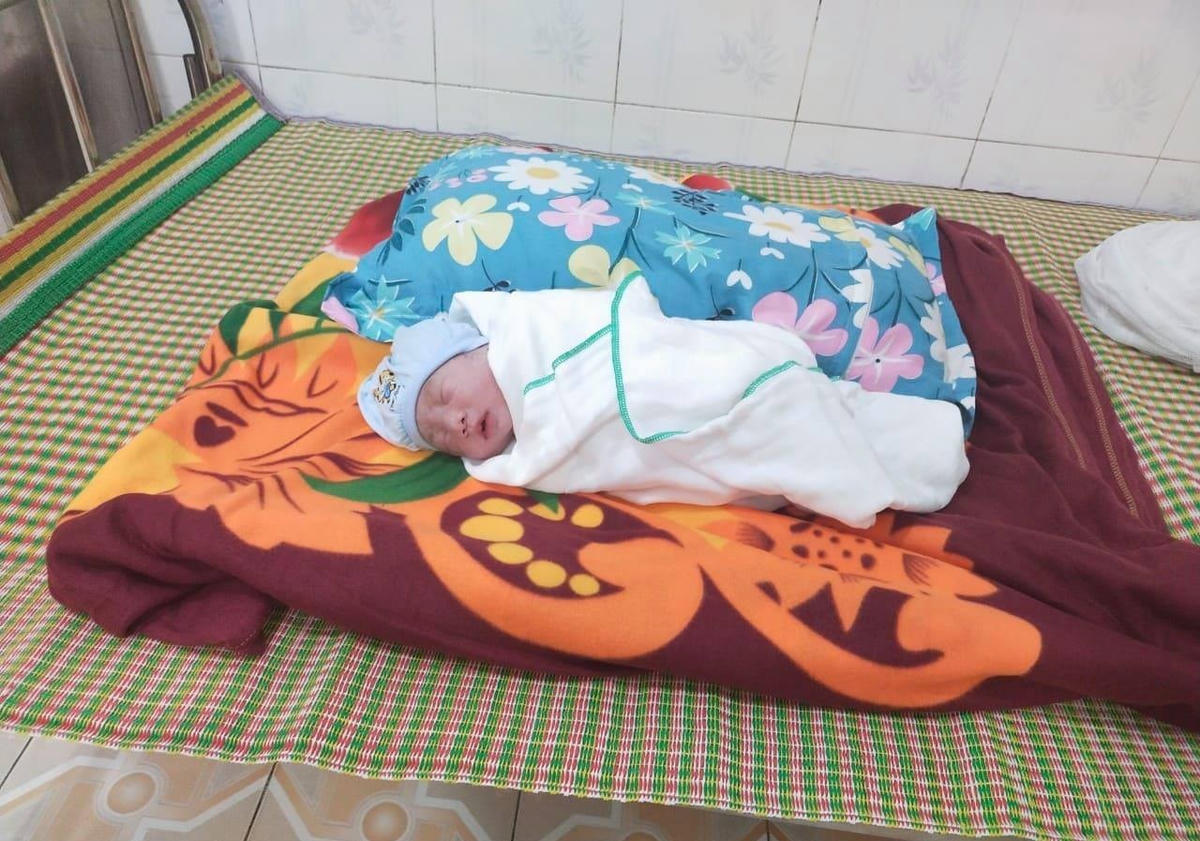 Bé trai chào đời với cân nặng 2,5 kg.