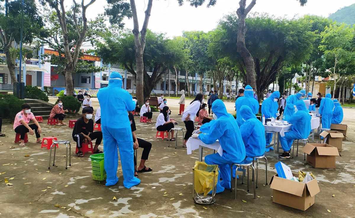 Ngành y tế Quảng Nam đang lấy mẫu xét nghiệm Covid-19.