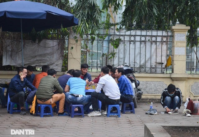 Một nhóm thanh niên khoảng hơn chục người, ngồi túm tụm, cười nói rôm rả tại một quán trà đá vỉa hè thuộc địa bàn phường Yên Hòa (Cầu Giấy, Hà Nội).  
