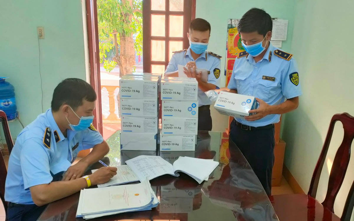 Thu giữ 1.000 bộ kit test nhanh Covid-19 có dấu hiệu nhập lậu.