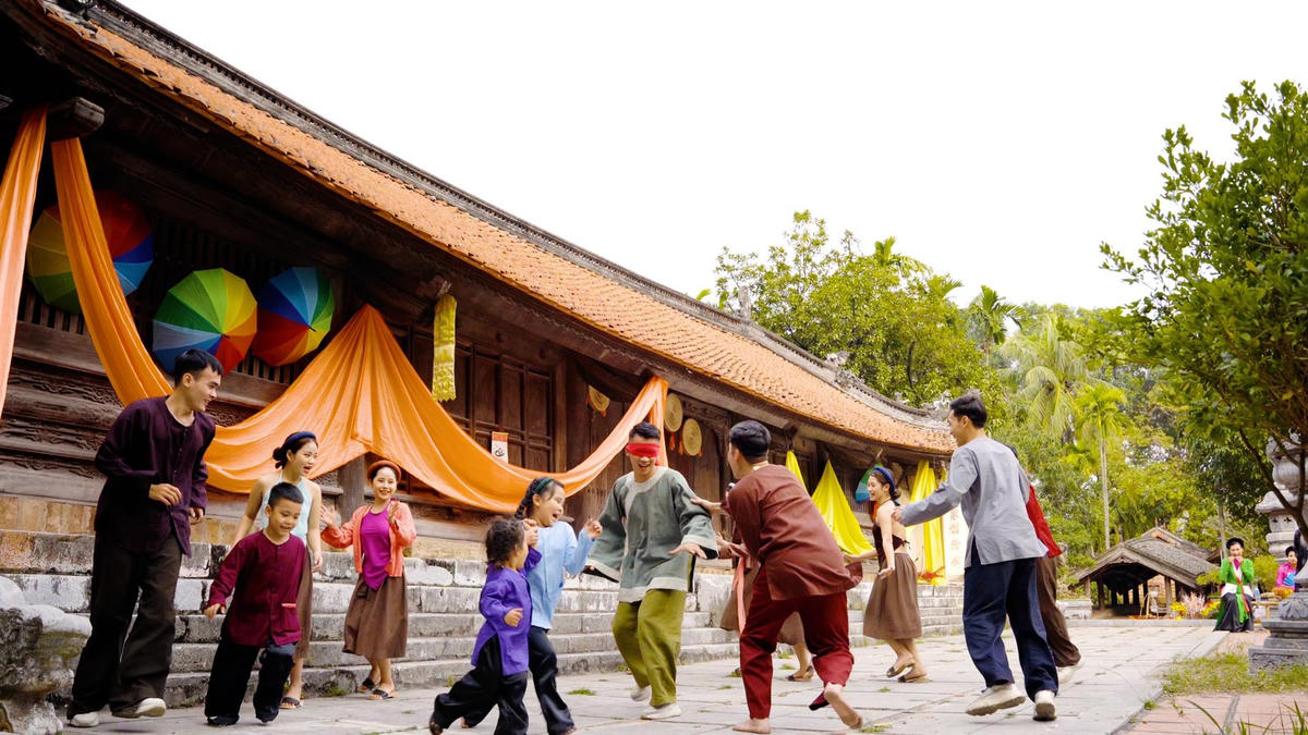 MV không chỉ tái hiện không khí chợ xuân xưa mà còn đem đến cho khán giả cảm giác trở về với tuổi thơ qua những trò chơi dân gian.