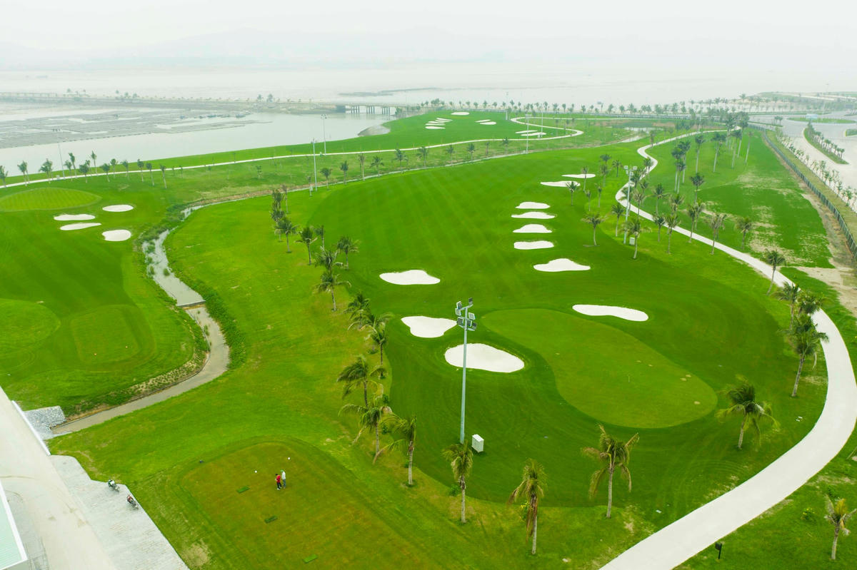 Sân golf Tuần Châu là sân golf có đường golf dài nhất Việt Nam, nằm trong lòng Di sản, Kỳ quan thiên nhiên thế giới Vịnh Hạ Long.