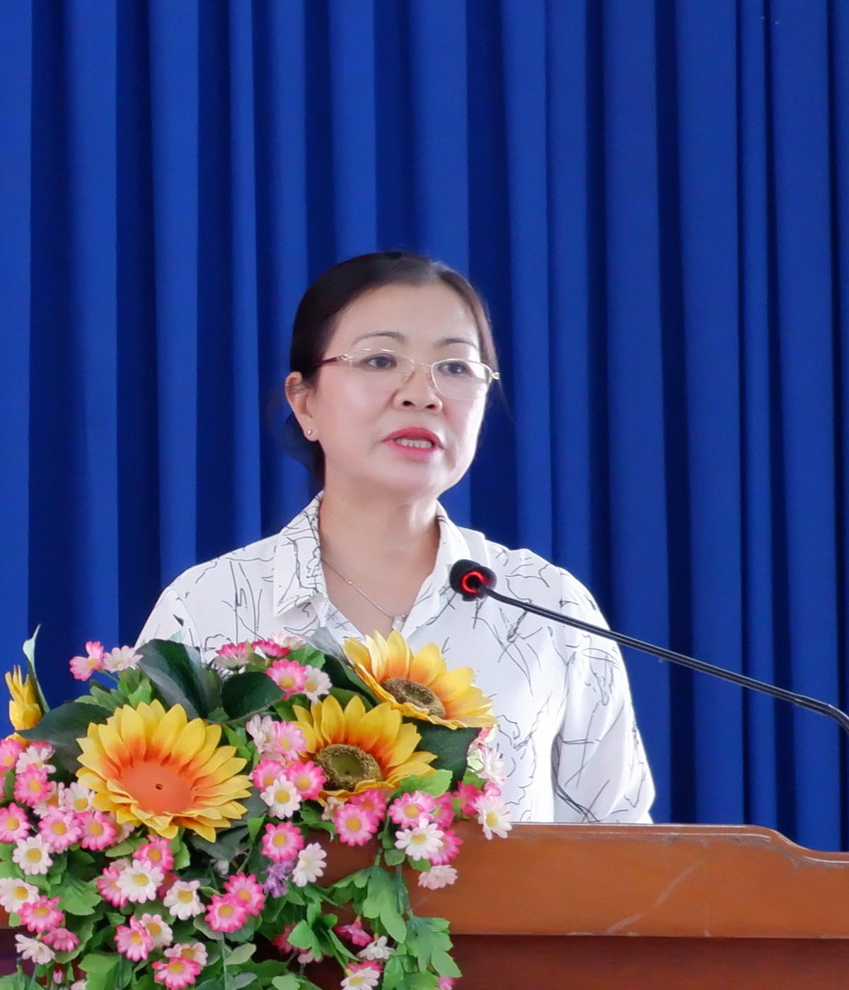 Phó Chủ tịch UBTƯ MTTQ Việt Nam Trương Thị Ngọc Ánh trình bày chương trình hành động với các cử tri quận Ô Môn. 