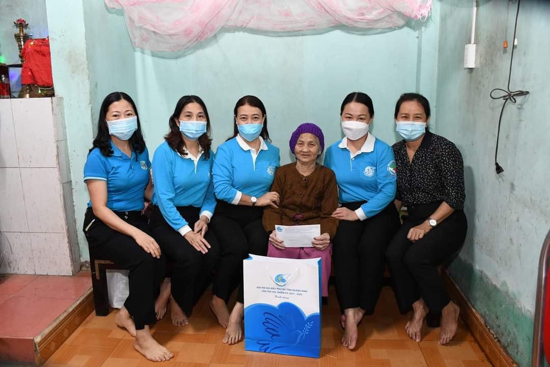 Lãnh đạo Hội LHPN tỉnh, thăm và tặng quà Mẹ VNAH tại thị trấn Hà Lam, huyện Thăng Bình.