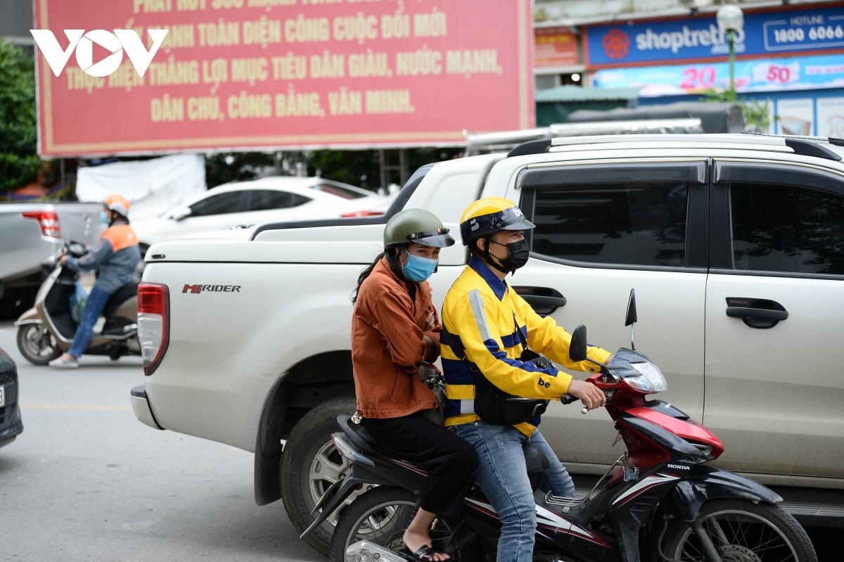 Nhiều người co ro khi đi làm vào sáng sớm.