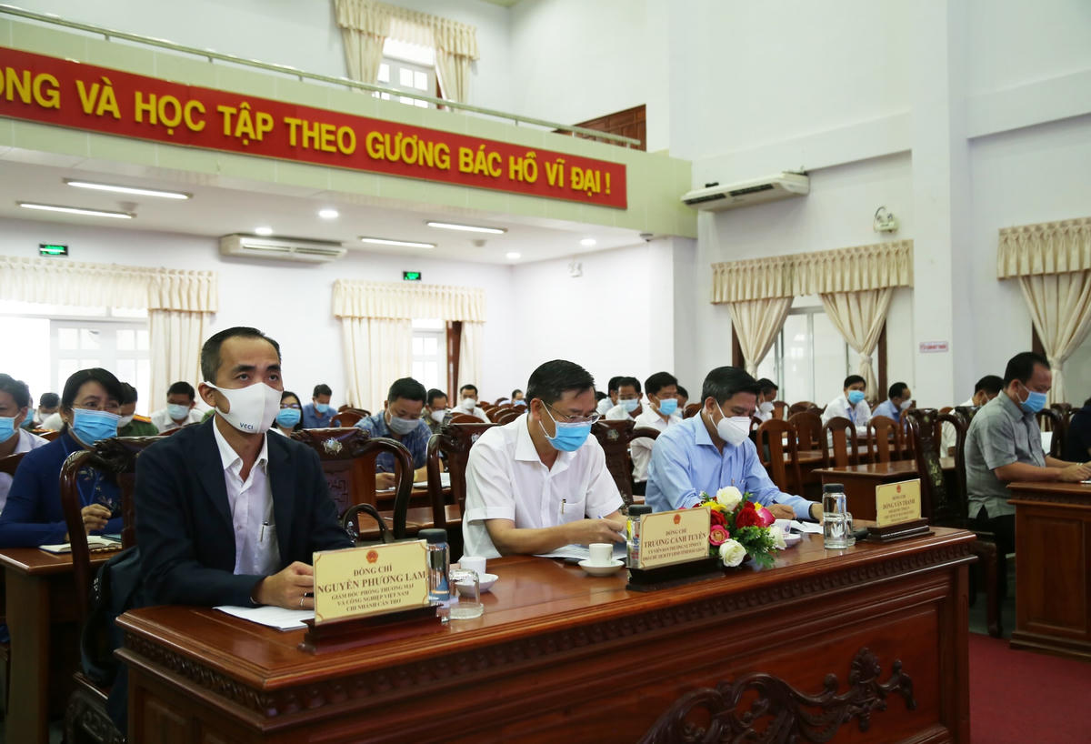 Lãnh đạo VCCI Cần Thơ và lãnh đạo tỉnh Hậu Giang tại hội nghị báo cáo DDCI tỉnh Hậu Giang năm 2020. 
