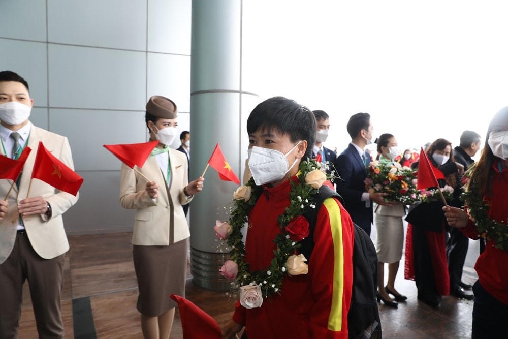 Các nữ tuyển thủ tiến vào sảnh VIP A của sân bay quốc tế trong sự chào đón nồng nhiệt của đại diện Liên đoàn Bóng đá Việt Nam (VFF) và người hâm mộ. (Ảnh: TTXVN).