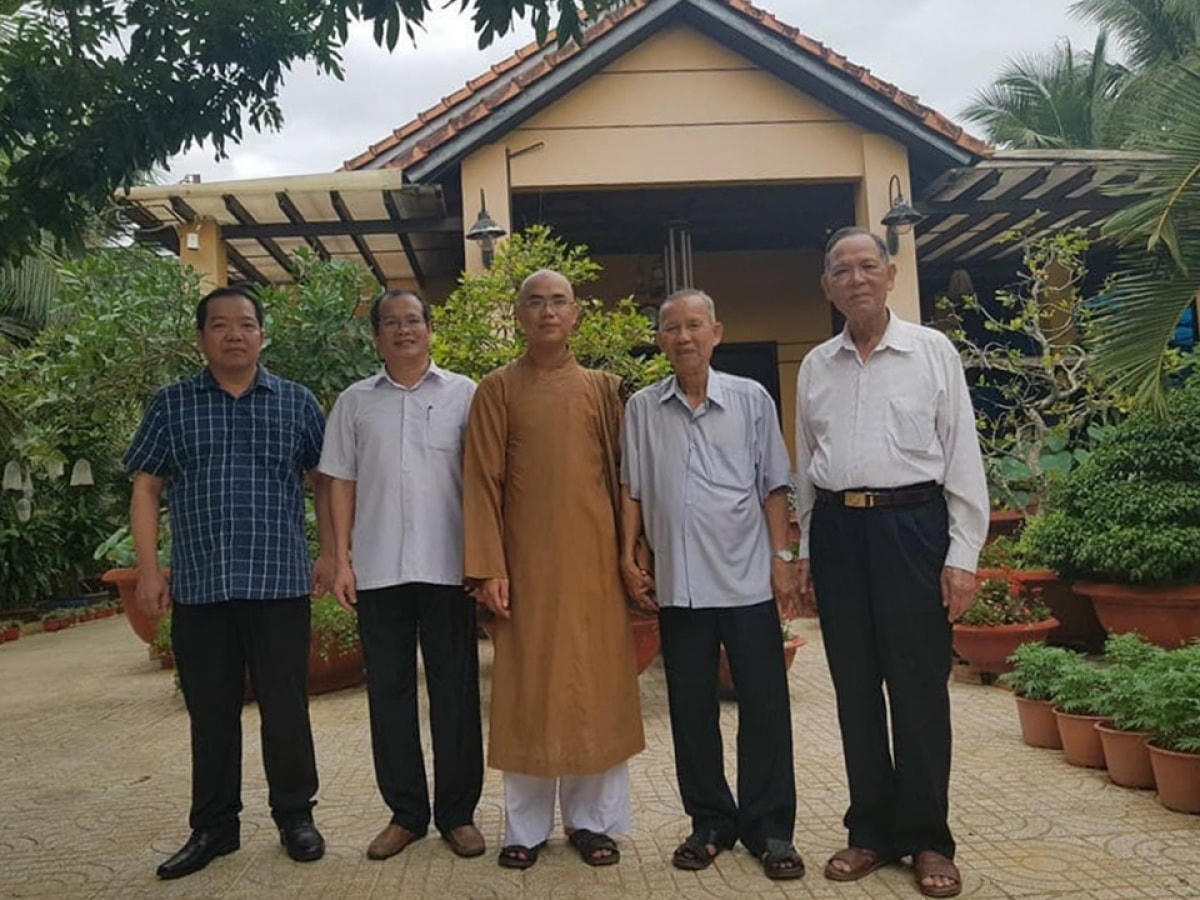 Ông Trương Vĩnh Trọng chụp ảnh lưu niệm với tu sĩ và cán bộ hưu trí từ tỉnh Tiền Giang đến thăm.