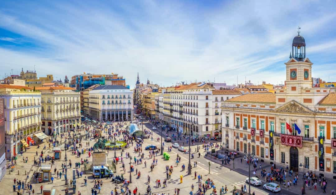 Bạn vẫn có thể chiêm ngưỡng kiến trúc truyền thống của thành phố, nhưng Madrid hiện là thành phố lớn thứ ba trong Liên minh châu Âu và là trung tâm văn hóa, thời trang và giải trí.  