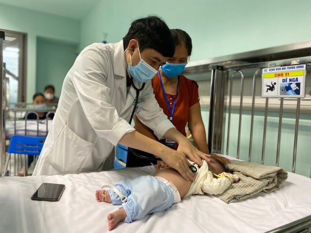 Bé gái 2 tháng tuổi (Hà Đông, Hà Nội) nhiễm virus RSV bị có biểu hiện suy hô hấp, rút lõm lồng ngực, thở nhanh, hiện được thở oxy.