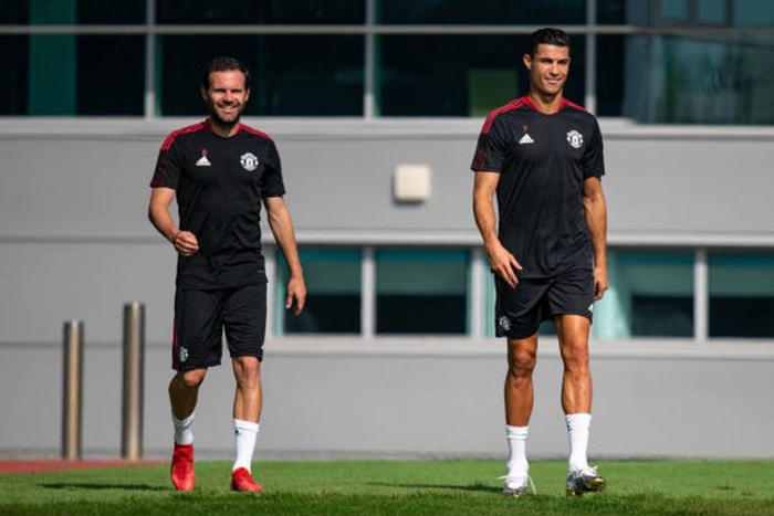 Ronaldo phô diễn kỹ thuật trong buổi tập, đủ thuyết phục HLV Solskjaer cho ra sân?