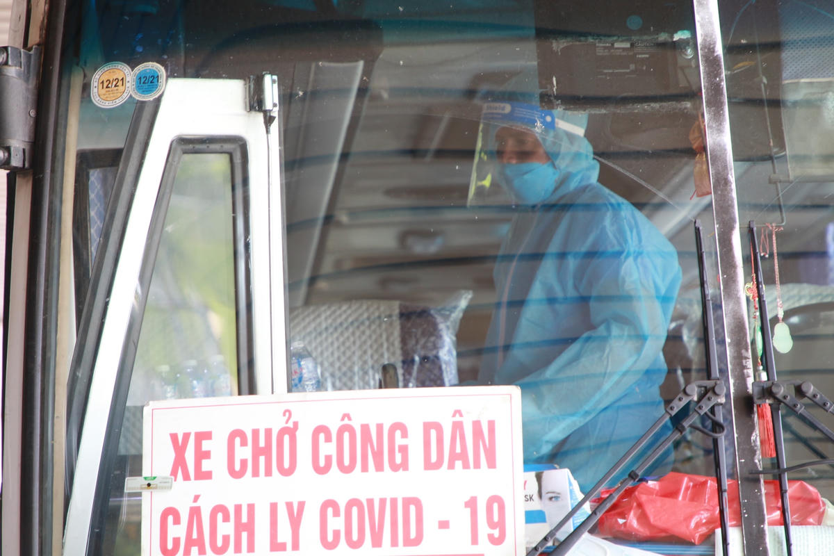 Công ty vận chuyển khách Thành Đạt là đơn vị duy nhất được sở Y tế và Bộ Chỉ huy Quân sự tỉnh Quảng Ninh chấp thuận phương án vận chuyển hành khách từ Sân bay Vân Đồn về cách ly tại các khách sạn trên địa bàn TP Hạ Long.