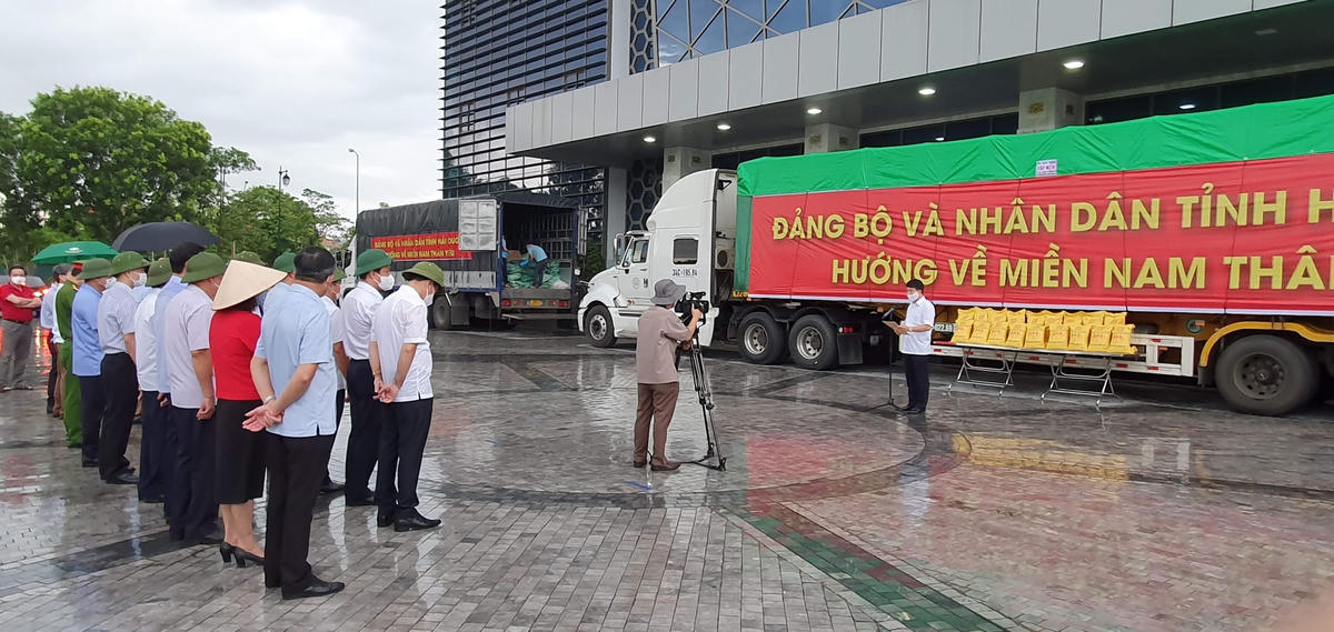 Quang cảnh Lễ xuất quân vận chuyển lương thực hỗ trợ đồng bào các tỉnh, thành phố phía Nam chống dịch.