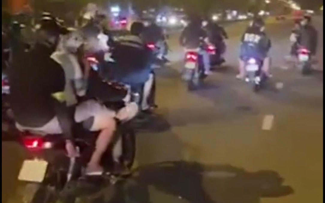 70 thanh, thiếu niên mang "phóng lợn" từ Quảng Nam ra, gây náo loạn đường phố Đà Nẵng. Ảnh từ clip.