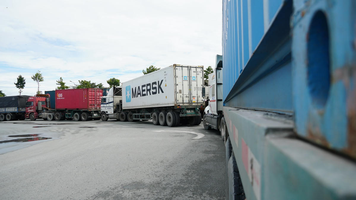 Sáng 26/8, rất nhiều xe container xếp hàng nối dài và không chịu giao xe, giao hàng cho người khác cuối cùng cũng được đi.