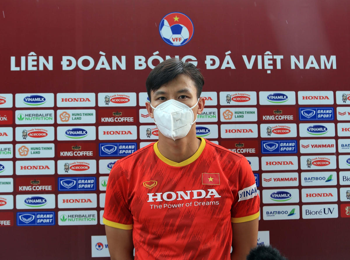 Quế Ngọc Hải trả lời phỏng vấn trước buổi tập của tuyển Việt Nam