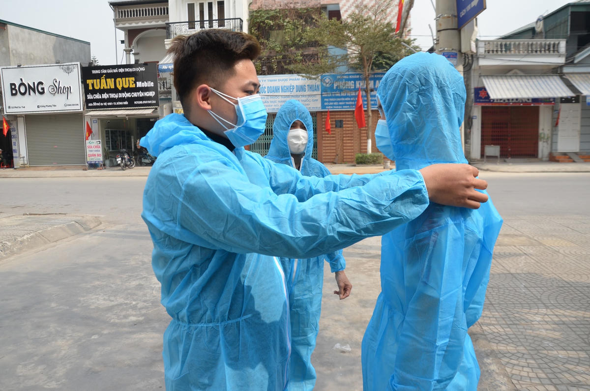 Xe chuyên dụng của Quân khu 3 phun khử khuẩn, tiêu độc tại TX Đông Triều.