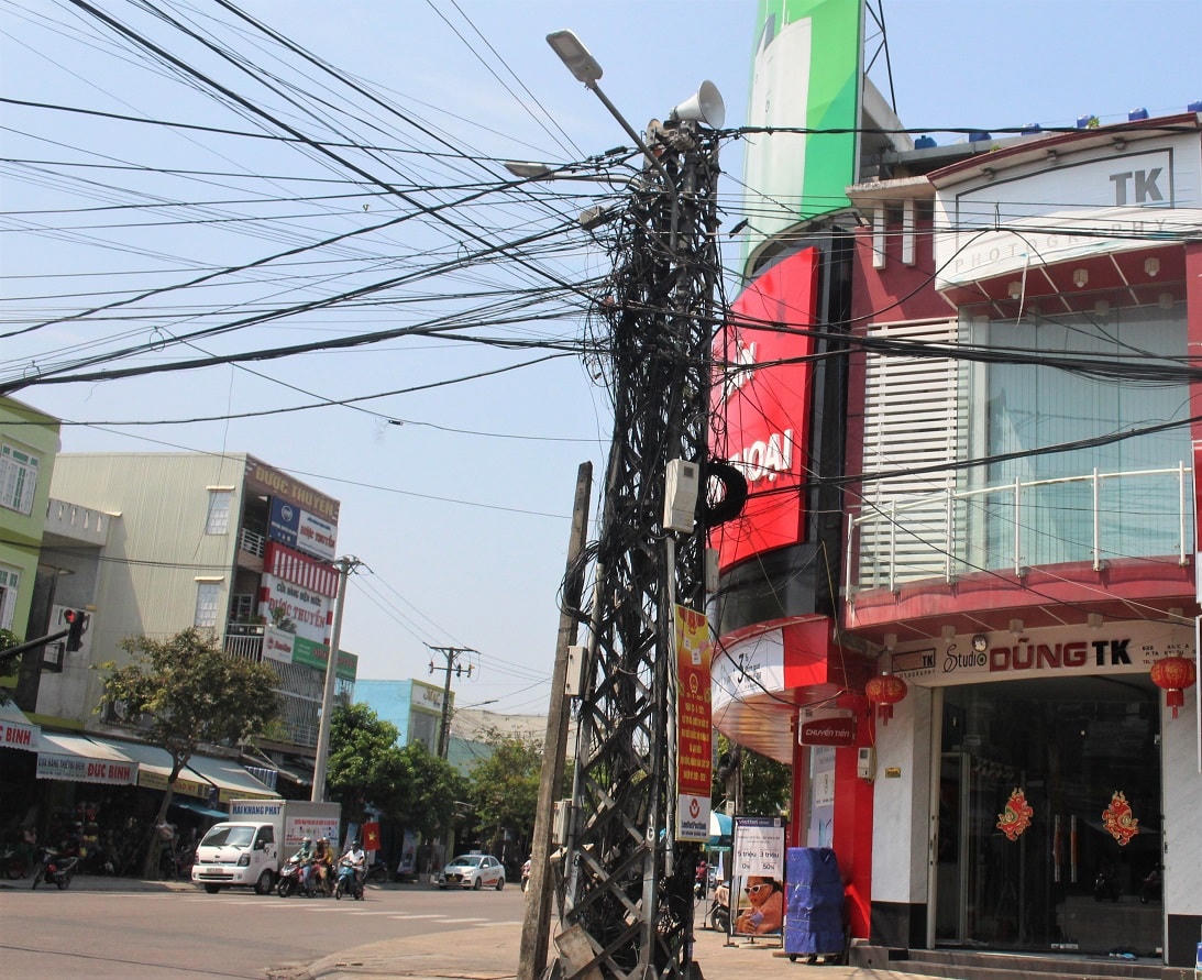 Hệ thống dây điện, dây cáp quang chằng chịt mất mỹ quan đô thị.