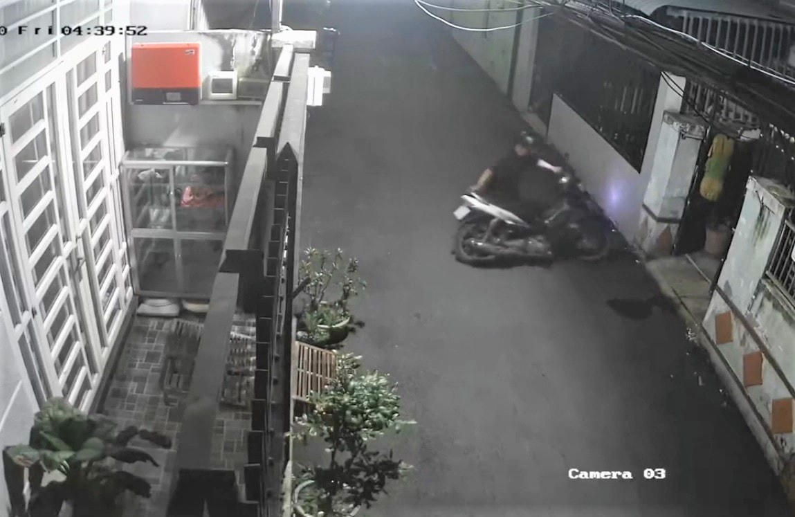 Camera an ninh ghi lại kẻ trộm đột nhập nhà dân dắt xe máy ra ngoài tẩu thoát ở TP Thủ Đức.