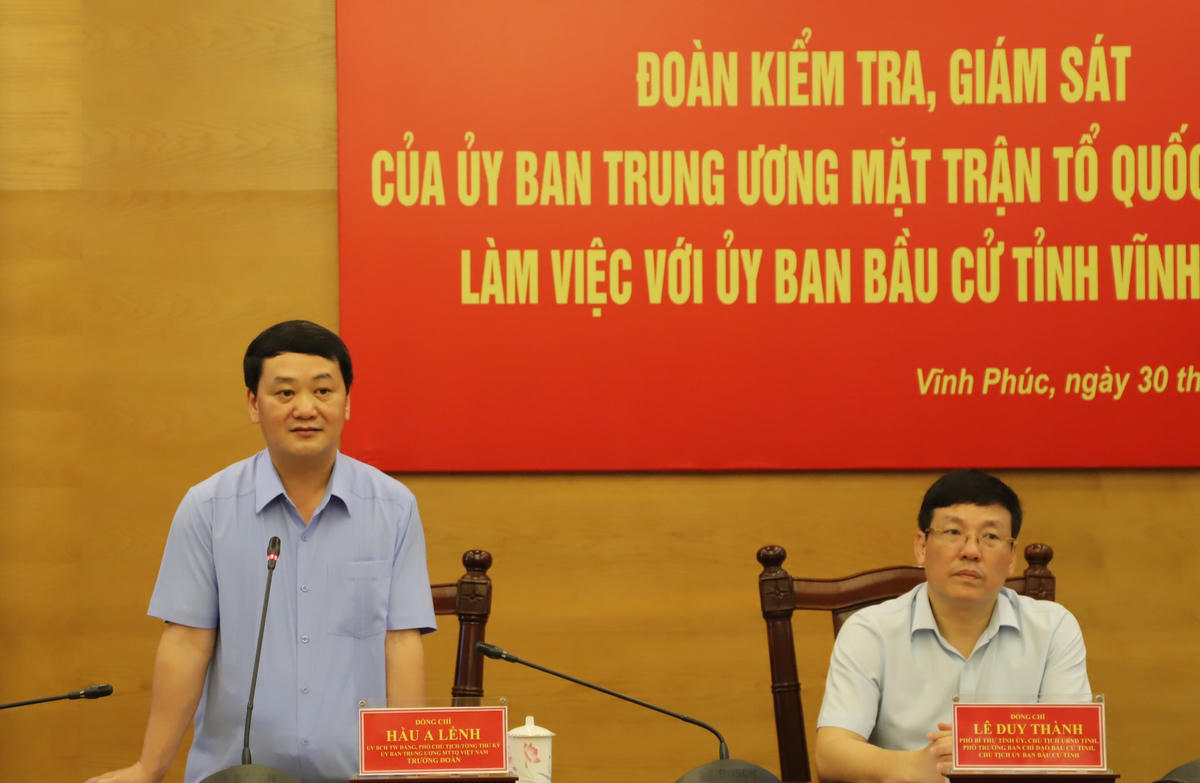 Phó Chủ tịch - Tổng Thư ký Hầu A Lềnh phát biểu tại buổi làm việc.
