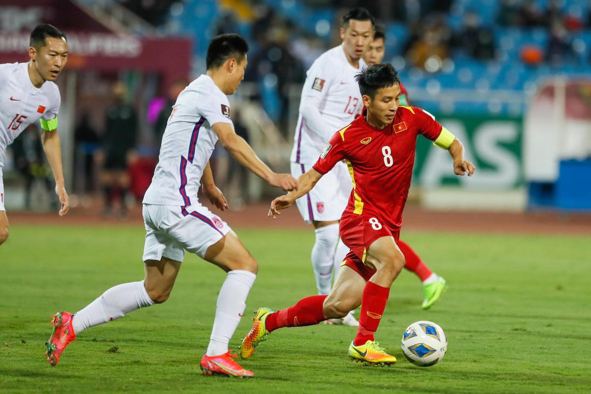 Tân đội trưởng Hùng Dũng chơi thăng hoa trong trận đấu.