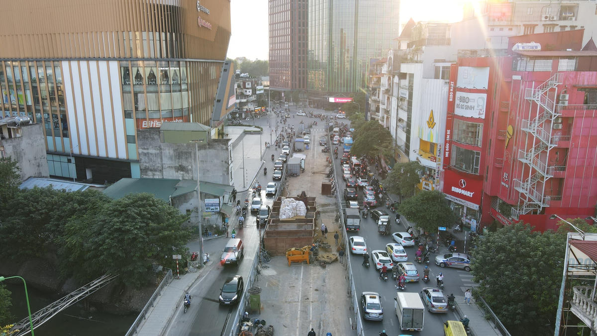 Phạm vi cầu vượt cơ bản bám theo tim đường hiện trạng, có xem xét dịch chuyển để tránh hầm tuyến đường sắt số 2. Hướng dọc đường Tôn Thất Tùng- Phạm Ngọc Thạch, đường Chùa Bộc- Đông Tác và các nhánh rẽ còn lại trong nút giao sẽ được tổ chức bằng đèn tín hiệu dưới cầu.