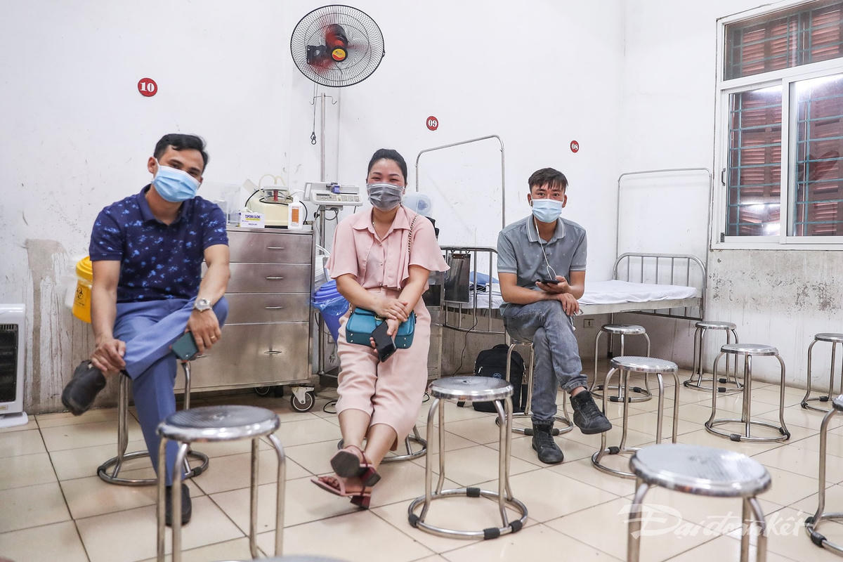 Sau tiêm, tình nguyện viên được theo dõi tại khu vực riêng đã được bố trí, có y bác sĩ theo dõi sát sao. Khu vực này cũng được chia làm nhiều phòng khác nhau, đảm bảo quy định phòng, chống dịch Covid-19. Ảnh: Quang Vinh. 