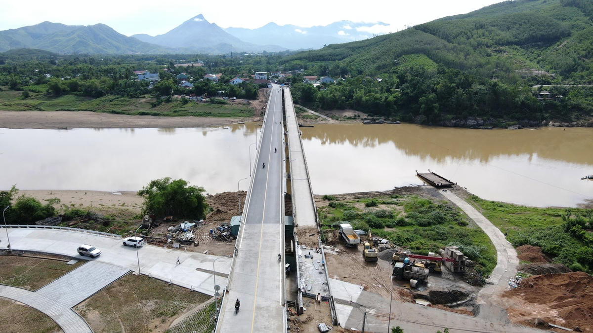 Một góc cây cầu Nông Sơn (mới).
