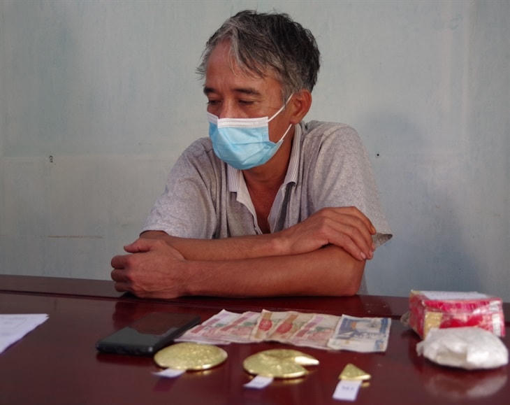 Đối tượng Nguyễn Mạnh Thắng cùng tang vật.
