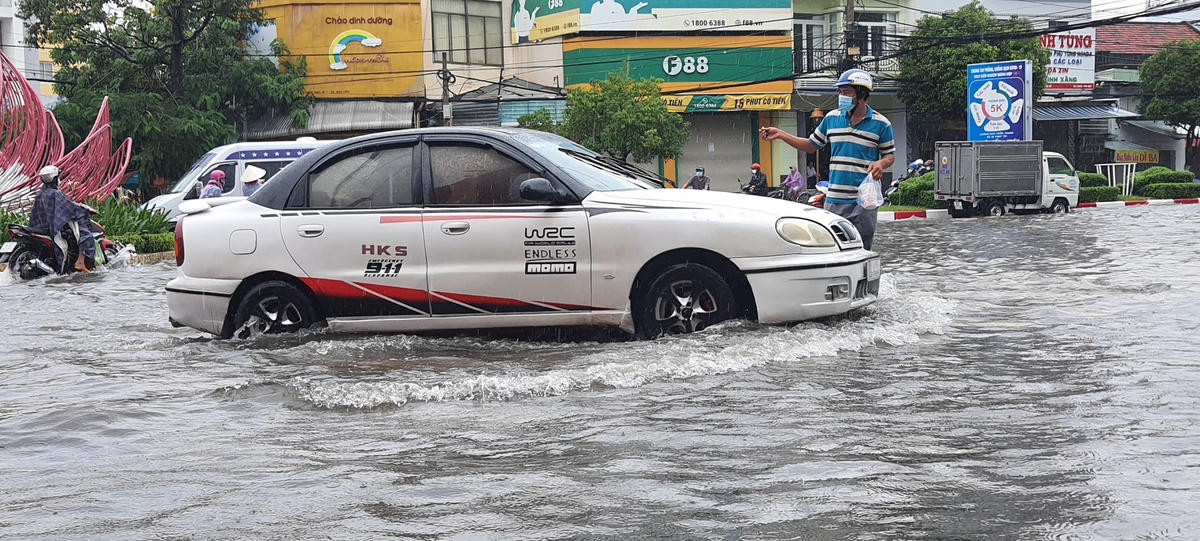 Mưa cực lớn, TP Bạc Liêu chìm trong biển nước, xe tắt máy hàng loạt
