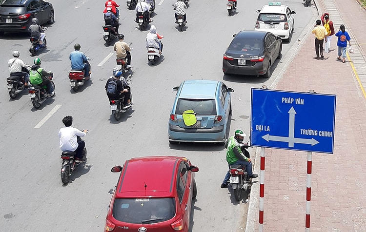 Chiêu trò này chủ yếu được lái xe taxi, xe ôm sử dụng khi đón, trả khách tại các điểm cấm dừng, cấm đỗ. 